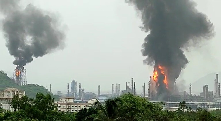  ప్రమాదం సంభవించడంతో.. అధికారులు అక్కడి పని చేస్తున్న వారిని వెంటనే బయటకు పంపించారు. 