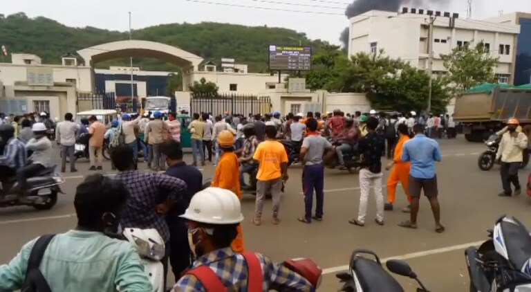  మరోవైపు ప్రమాదం జరిగిన సమయంలో లోపల ఉన్న ఆరుగురు అక్కడే చిక్కుకుపోయినట్టు తెలుస్తోంది. 