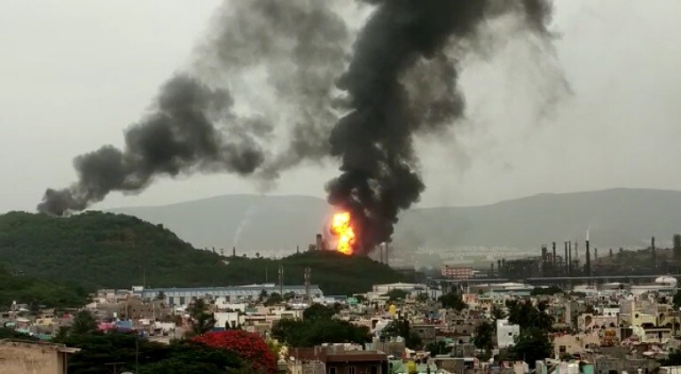  ఈ ఘటనలో ఎవరైనా గాయపడ్డారా అన్నది తెలియాల్సి ఉంది. మరోవైపు మంటలను అదుపులోకి తీసుకొచ్చేందుకు ఫైర్ ఇంజిన్లు ఘటనా స్థలానికి చేరుకుంటున్నాయి. 