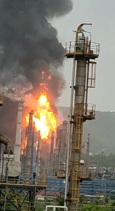  దీంతో ఒక్కసారిగా పెద్ద ఎత్తున మంటలు చెలరేగాయి. ప్రమాదం కారణంగా భారీ ఎత్తున మంటలు ఎగసిపడుతున్నాయి. 