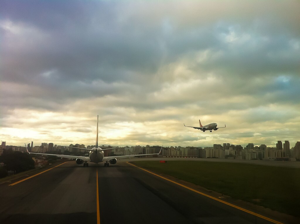  కాంగోనాస్ ఎయిర్‌పోర్ట్ (బ్రెజిల్): బ్రెజిల్‌లో ముఖ్యమైన నగరాల్లో ఒకటైన సావ్ పాలో‌లో ఉన్న ఎయిర్‌పోర్టునే కాంగొనాస్ ఎయిర్‌పోర్టు అని పిలిస్తారు. ఇక్కడ విమానాశ్రయంలోని రన్‌వే జారిపోతూ ఉండటంతో తరచూ ప్రమాదాలు జరుగుతుంటాయి. ఎక్కువగా వర్షాలు పడే ఈ ప్రాంతంలో సరైన డ్రెయిన్ వ్యవస్థ లేకపోవడంతో రన్‌వేలు జారిపోతుంటాయి. ఈ మధ్యే కాస్త ఆధునీకరించినా.. రన్‌వేపై విమానాలు జారడం మాత్రం ఆగలేదు. అందుకే ప్రమాదకరమైన విమానాశ్రయాల జాబితాలో కాంగోనాస్‌కు చోటు లభించింది.