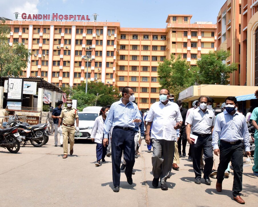  రోగులకు మెరుగైన సౌకర్యాలు కల్పించుటకై Cleanliness drive కింద చేపట్టిన పారిశుధ్యం, వీధి దీపాలు, ఆక్సిజన్ పైప్లైన్ పనులను ప్రధాన కార్యదర్శి పరిశీలించారు. ఈ పనులను వేగంగా పూర్తి చేయాలని,[object Object],ఆధికారులను ఆదేశించారు.