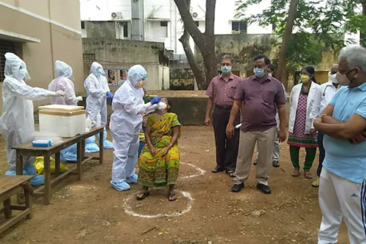  ఇండియాలో వ్యాపిస్తున్న డబుల్ మ్యూటెంట్ వేరియంట్ B 1617 ప్రమాదకరమైనదనీ... ప్రపంచానికే అది పెనుముప్పుగా మారుతుందని ప్రపంచ ఆరోగ్య సంస్థ (WHO) తెలిపింది. ఈ వేరియంట్‌ని గతేడాది అక్టోబర్‌లోనే గుర్తించారు. దీని జన్యుక్రమంపై ఇప్పుడు లోతైన పరిశోధనలు జరుగుతున్నాయి. అన్ని ల్యాబుల నుంచి డేటా తెప్పించి చెక్ చేస్తున్నారు. ప్రస్తుతం మూడు రకాల వేరియంట్‌లు ప్రపంచంలో ఎక్కువగా ఉన్నాయని WHO తెలిపింది. అవి బ్రిటన్, బ్రెజిల్, దక్షిణాఫ్రికా, వేరియంట్లు. ఈ భారత వేరియంట్ ఇప్పుడు సవాలుగా మారింది. ఐతే... ఇండియాలో కేసులు పెరగడానికి ఈ కొత్త వేరియంటే కారణం అనే దానిపై స్పష్టత లేదని భారత వైద్య పరిశోధన మండలి - ICMR తెలిపింది. (image credit - twitter)