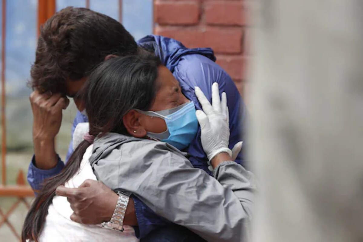  India Corona: ఇండియాలో కొత్తగా 3,43,144 పాజిటివ్ కేసులు వచ్చాయి. మొత్తం కేసుల సంఖ్య 2,40,46,809కి చేరింది. కొత్తగా 4,000 మంది చనిపోయారు. మొత్తం మరణాల సంఖ్య 2,62,317కి చేరింది. దేశంలో మరణాల రేటు 1.1 శాతంగా ఉంది. ప్రపంచ దేశాల్లో ఇది 2.08 శాతంగా ఉంది. ఇండియాలో తాజాగా 3,44,776 మంది కరోనా నుంచి కోలుకున్నారు. మొత్తం రికవరీల సంఖ్య 2,00,79,599కి చేరింది. రికవరీ రేటు 83.5 శాతంగా ఉంది. రికవరీ రేటు పెరుగుతుండటం మంచి విషయం. ప్రస్తుతం భారత్‌లో 37,04,893 యాక్టివ్ కేసులు ఉన్నాయి. యాక్టివ్ కేసులు తగ్గుతున్నాయి. దేశవ్యాప్తంగా కొత్తగా 18,75,515 టెస్టులు చేశారు. భారత్‌లో ఇప్పటివరకు 31 కోట్ల 13 లక్షల 24వేల 100 టెస్టులు చేశారు. కొత్తగా 20,27,162 మందికి వ్యాక్సిన్లు వేశారు. ఇప్పటివరకు 17కోట్ల 92లక్షల 98వేల 584మంది వ్యాక్సిన్ వేయించుకున్నారు. (image credit - twitter)