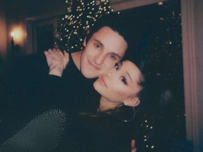  ఈ విష‌యాన్ని త‌న సోష‌ల్ మీడియా ద్వారా తెలియ‌జేసి అంద‌రికి షాకిచ్చింది. అంతకు ముందు ఆమె ప్యాట్‌ డేవిడ్సన్‌తో ప్రేమాయాణం సాగించి.. కొన్ని కారణాలతో వాళ్లు విడిపోయారు.  (Image credit : Instagram)