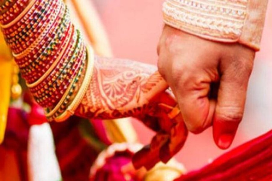  ఇక, కొద్ది రోజుల కిందట ఓ కేసు విచారణ సందర్భంగా.. వీడియో కాన్ఫరెన్స్‌ ద్వారా కూడా వివాహాల రిజిస్ట్రేషన్‌ పూర్తి చేయాలని సుప్రీంకోర్టు తెలిపిన సంగతి తెలిసిందే. వరుడు, వధువు ఇద్దరూ ఆన్‌లైన్‌ ద్వారా అందుబాటులోకి వచ్చి పెళ్లి రిజిస్ట్రేషన్‌ చేసుకోవచ్చని జస్టిస్‌ ఇందిరా బెనర్జీ, జస్టిస్‌ వి. రామసుబ్రమణియన్‌లతో కూడిన ధర్మాసనం తెలిపింది. (ప్రతీకాత్మక చిత్రం)