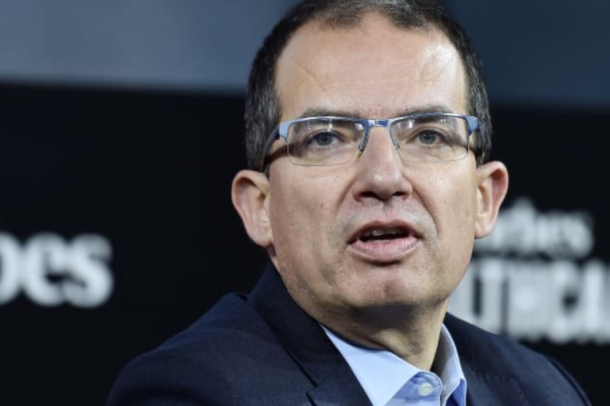  కోవిడ్ వైరస్ ఇప్పట్లో వదలిపెట్టదని.. అతి త్వరలోనే కరోనా కొత్త స్ట్రెయిన్ అన్ని దేశాలనూ ఉక్కిబిక్కిరి చేయబోతోందని అమెరికా డ్రగ్ కంపెనీ మోడెర్నా సీఈవో స్టీఫెన్ బన్సల్ పేర్కొన్నారు. మరో 6 నెలల్లో కొత్త స్ట్రెయిన్‌ను ఎదుర్కొనేందుకు అందరూ సిద్ధంగా ఉండాలని ఆయన పేర్కొన్నారు. (ప్రతీకాత్మక చిత్రం)