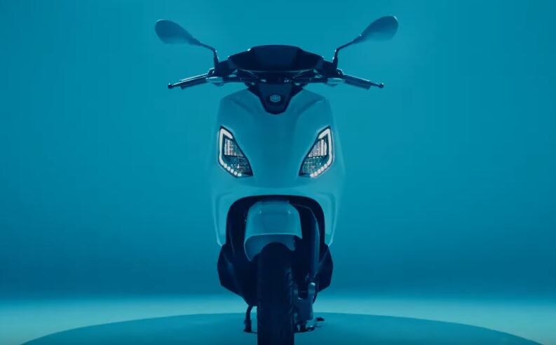  ఈ స్కూటర్‌కి కన్‌ఫ్యూజింగ్ పేరేదీ పెట్టకుండా... సింపుల్‌గా కంపెనీ పేరును జత చేసి... పియాజ్జియో వన్ అని పెట్టడంతో... ఇది క్యాచీగా ఉందని ఫీడ్ బ్యాక్ వస్తోందట. (image credit - Youtube and one.piaggio.com)