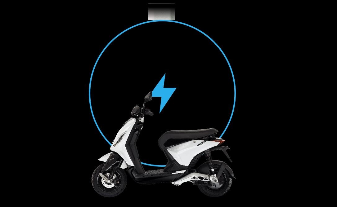  ఈ స్కూటరే ఎందుకు కొనుక్కోవాలి అని ప్రశ్నించేవారికి కంపెనీ ఓ ఆన్సర్ ఇస్తోంది. ఈ స్కూటర్‌లోని లిథియం-అయాన్ బ్యాటరీని తొలగించుకునే అవకాశం ఉంది అంటోంది. అంటే... అదనపు బ్యాటరీని ఉంచుకున్న వారు... ఛార్జింగ్ అయిపోయిన బ్యాటరీని తొలగించి... ఫుల్ ఛార్జింగ్ ఉన్న మరో బ్యాటరీని తగిలించుకోవచ్చు. ఇలా ఎన్ని బ్యాటరీలైనా సెట్ చేసుకోవచ్చని కంపెనీ చెబుతోంది. (image credit - Youtube and one.piaggio.com)