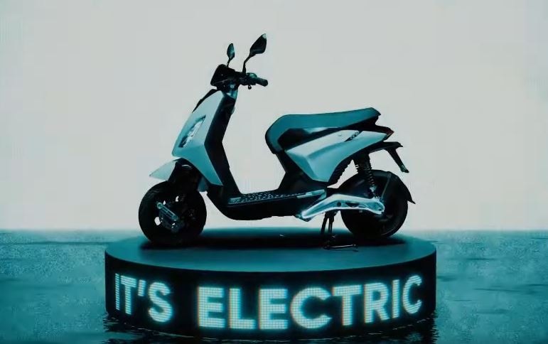  మీకు గుర్తుండే ఉంటుంది... ఇదే కంపెనీ... వెస్పా అనే స్కూటర్‌ని ఇండియాలో లాంచ్ చేసి సంచలనం సృష్టించింది. అలాగే... ఏప్రిలియా అనే ఎలక్ట్రిక్ స్కూటర్‌ని కూడా తెచ్చింది. ఇప్పుడు పియాజ్జియో వన్‌ను మే 28న బీజింగ్ మోటర్ షోలో ప్రదర్శించి... పరిచయం చేసింది. (image credit - Youtube and one.piaggio.com)