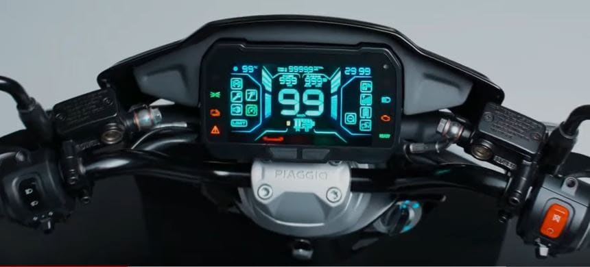  మరి ఈ స్కూటర్ ఫీచర్లను చూస్తే... ఫుల్ లెడ్ (LED) లైట్స్ ఉన్నాయి. కీలెస్ స్టార్ట్ సిస్టం ఉంది. డిజిటల్ కలర్ ఇన్‌స్ట్రుమెంట్ ప్యానెల్ ఎట్రాక్టివ్‌గా ఉంది. (image credit - Youtube and one.piaggio.com)