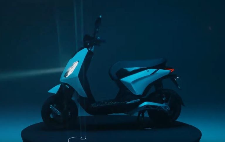  అంతేకాదు... ఇంట్లో సాధారణ ప్లగ్‌లతోనే ఛార్జింగ్ చేసుకోవచ్చనీ... ప్రత్యేక సాకెట్ ఏదీ అవసరం లేదని చెబుతోంది. ఒక్కసారి ఛార్జింగ్ చేస్తే... 90 కిలోమీటర్ల దాకా స్కూటర్ మైలేజ్ ఇస్తుందని చెబుతోంది. (image credit - Youtube and one.piaggio.com)