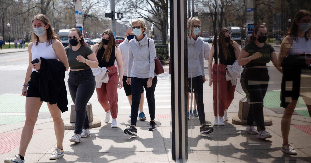  అమెరికాలో ఇంకా కరోనా కేసులు పూర్తిగా తగ్గనేలేదు... కానీ 2 డోసులు వేసుకున్న వారు మాస్కులు వాడాల్సన పని లేదని అక్కడి జో బిడెన్ ప్రభుత్వం చెప్పేసింది. ఆఫీసులు, బయటి ప్రదేశాల్లో మాస్కులు వాడాల్సిన పనిలేదని చెప్పింది. సేఫ్ డిస్టాన్స్ మాత్రం పాటించమని సూచించింది. మరి దీని వల్ల మళ్లీ అక్కడ కేసులు పెరుగుతాయా అనే అనుమానాలు కలుగుతున్నాయి. (image credit - twitter - reuters)