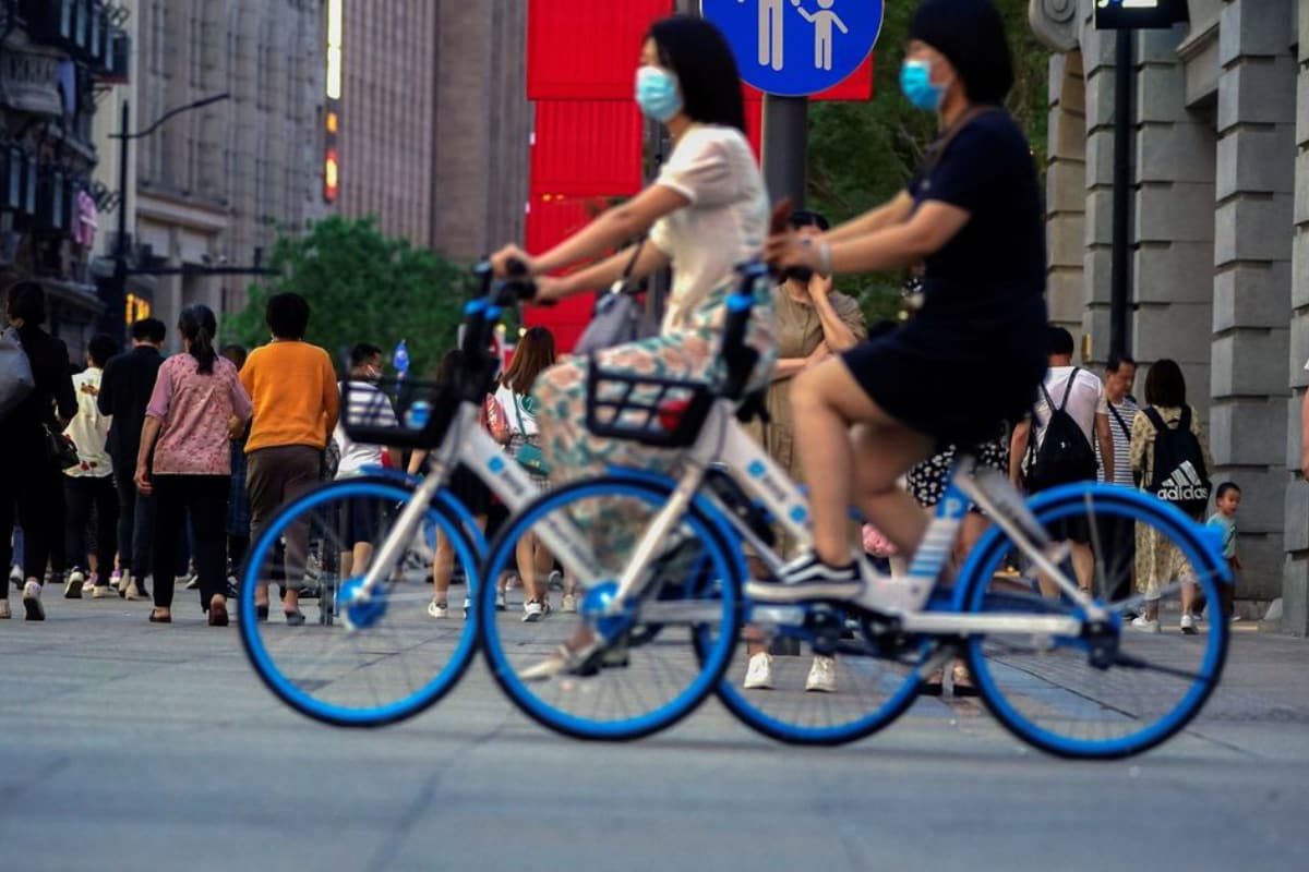  ఇజ్రాయెల్, సింగపూర్ లాంటి దేశాల్లో వ్యాక్సిన్లు మంచ ఫలితాలు ఇస్తున్నాయి. అక్కడ కరోనా గోల తప్పింది. అమెరికాలో 70 శాతం మందికి వ్యాక్సిన్ వేసేశారు. కెనడాలో 12 ఏళ్ల పిల్లలకు కూడా వ్యాక్సిన్ ఇస్తున్నారు. ఇండియాలో విదేశీ వ్యాక్సిన్లకు అనుమతి ఇచ్చినా... ఇంకా వాటి లభ్యత లేదు. అంతెందుకు 18 ఏళ్లు దాటిన వారికి వ్యాక్సిన్ అనుమతి ఉన్నా... అందుబాటులో లేవు. (image credit - twitter-reuters)