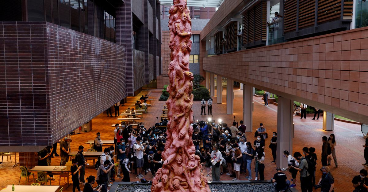  చైనాలో మరో కొత్త స్ట్రెయిన్ వచ్చింది. 1.5 కోట్ల మంది ఉండే... గాంజాన్ సిటీలో 20 కేసులు వచ్చాయి. అక్కడ కఠిన ఆంక్షలు విధించారు. ప్రజలను ఇళ్లలోంచీ బయటకు రానివ్వట్లేదు. షాకింగ్ విషయమేంటంటే... ఈ స్ట్రెయిన్... ఇప్పటివరకు ఉన్న కరోనా వేరియంట్ల కంటే ప్రమాదకరంగా ఉందని అంటున్నారు. వేగంగా వ్యాపిస్తోందని అంటున్నారు. గాంజాన్ దగ్గర్లోని 5 జిల్లాల్లో శనివారం టెస్టులు చేయడం మొదలుపెట్టారు. అక్కడ మార్కెట్లు మూసేశారు. రెస్టారెంట్లు మూసేశారు. చాలా కార్యక్రమాలు ఆపేశారు. ఈ కొత్త స్ట్రెయిన్ చైనాలో వేర్వేరు చోట్ల మరో 14 మందికి కూడా సోకిందని తెలిసింది. (image credit - twitter - reuters)