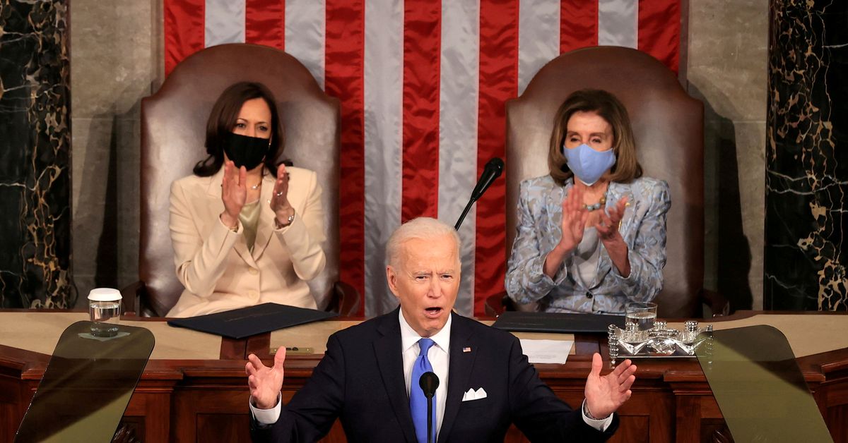  ఇప్పటి వరకు వ్యాక్సిన్ వేసుకోని వారు వెంటనే వేయించుకోవాలని జోబైడెన్ విజ్ఞప్తి చేశారు. వ్యాక్సిన్ వేసుకోండి లేదంటే.. అప్పటి వరకు మాస్క్ ధరించాల్సి ఉంటుందని చెప్పారు.