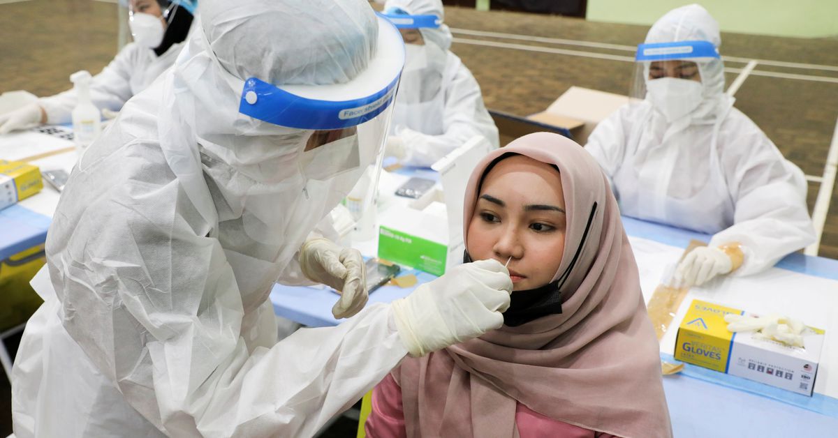  వియత్నాంలో మరో రకమైన కరోనా వైరస్ బయటపడింది. అది రెండు వైరస్‌లు కలిసి ఏర్పడిందనీ, అది హైబ్రీడ్ కరోనా అని అంటున్నారు. ఒక వైరస్ బ్రిటన్‌లో కనిపించినది కాగా... మరో వైరస్ ఇండియాలో కనిపించినది. ఈ రెండు వైరస్‌లూ కలిసిపోయి... కొత్త వైరస్ పుట్టిందంటున్నారు. వియత్నాంలో నెల రోజుల్లో 3,600 కొత్త కేసులు వచ్చాయి. వియత్నాం మీడియా ప్రకారం ఈ కొత్త వైరస్ ప్రమాదకరమైనదే. ఈ కొత్త వైరస్ వేగంగా కొత్త వేరియంట్లను సృష్టించుకుంటోంది. (image credit - twitter - reuters)