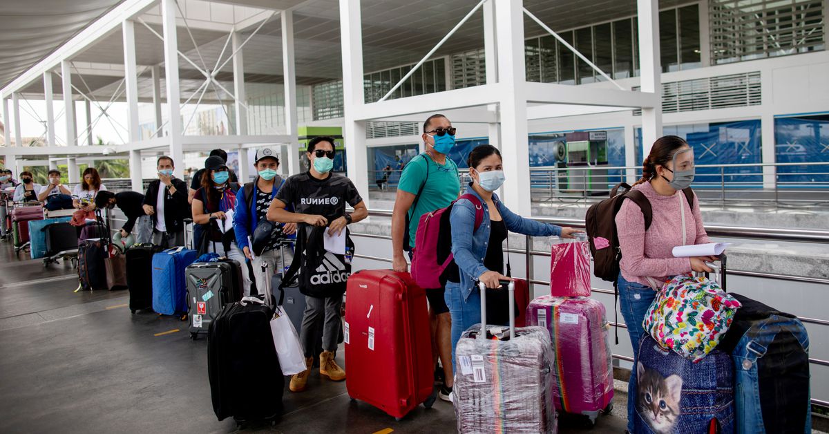  World Covid: ప్రపంచదేశాల్లో కేసుల సంఖ్య మెల్లగా తగ్గుతోంది. కొత్తగా 4,83,459 పాజిటివ్ కేసులు వచ్చాయి. మొత్తం కేసుల సంఖ్య 17.06 కోట్లు దాటింది. కొత్తగా 10,570 మంది చనిపోవడంతో... మొత్తం మరణాల సంఖ్య 35.47 లక్షలు దాటింది. ప్రస్తుతం యాక్టివ్ కేసులు 1.52 కోట్లు ఉన్నాయి. అమెరికాలో కొత్తగా 11,929 కేసులు, 346 మరణాలు వచ్చాయి. బ్రెజిల్‌లో 78,943 కొత్త కేసులు... 1,971 మరణాలు సంభవించాయి. ప్రస్తుతం రోజువారీ ఎక్కువ కేసులు ఇండియాలో వస్తుంటే... ఆ తర్వాత బ్రెజిల్, అర్జెంటినా, కొలంబియా, అమెరికా ఉన్నాయి. రోజువారీ మరణాల్లో ఇండియా టాప్‌లో కొనసాగుతోంది. ఆ తర్వాత బ్రెజిల్, కొలంబియా, అర్జెంటినా, మెక్సికో ఉన్నాయి. (image credit - twitter - reuters)