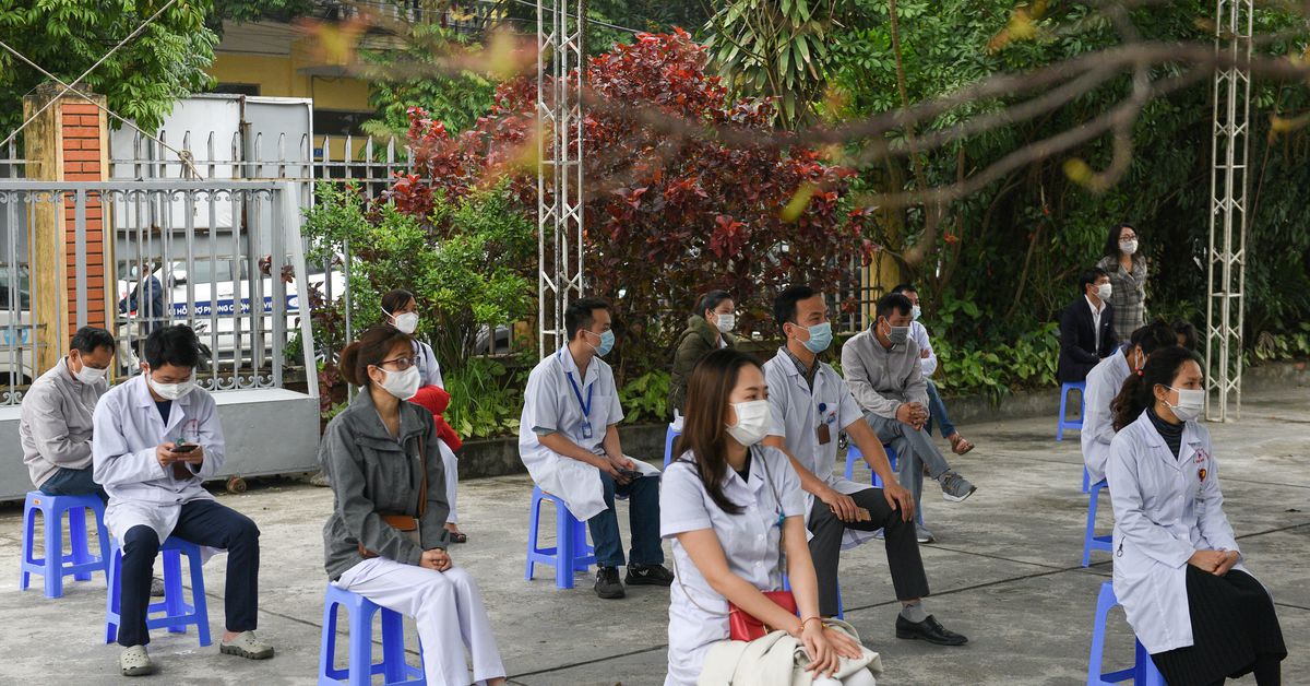  ప్రపంచదేశాల్లో కొత్తగా 6,96,641 పాజిటివ్ కేసులు వచ్చాయి. మొత్తం కేసుల సంఖ్య 16 కోట్లు దాటింది. కొత్తగా 12,908 మంది చనిపోవడంతో... మొత్తం మరణాల సంఖ్య 33.30 లక్షలు దాటింది. ప్రస్తుతం యాక్టివ్ కేసులు 1.79 కోట్లు ఉన్నాయి. అమెరికాలో కొత్తగా 34,648 కేసులు, 743 మరణాలు వచ్చాయి. బ్రెజిల్‌లో 71,018 కొత్త కేసులు... 2,275 మరణాలు సంభవించాయి. ప్రస్తుతం రోజువారీ అత్యధిక కేసులు ఇండియాలో వస్తుంటే... ఆ తర్వాత బ్రెజిల్, అమెరికా, అర్జెంటినా, ఫ్రాన్స్ ఉన్నాయి. రోజువారీ మరణాల్లో ఇండియా టాప్‌లో ఉంది. ఆ తర్వాత బ్రెజిల్, అమెరికా, అర్జెంటినా, కొలంబియా ఉన్నాయి. (image credit - twitter - reuters)