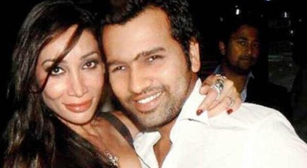  ఇలాంటి నేపథ్యం ఉన్న సోఫియా హయత్‌, క్రికెటర్ రోహిత్ శర్మ మద్య అఫైర్ అత్యంత బాలీవుడ్ హాట్ టాపిక్ గా మారింది. వారిద్దరి ఫోటోలు, అతి సన్నిహితంగా ఉన్న చిత్రాలు సోషల్ మీడియాలోను, మీడియాలోను వైరల్ అయ్యాయి. అయితే వారిద్దరి ప్రేమ వ్యవహారం ఎంత వేగంగా ముందుకు కదిలిందో.. అంతే వేగంగా కూడా బ్రేకప్ జరిగింది.