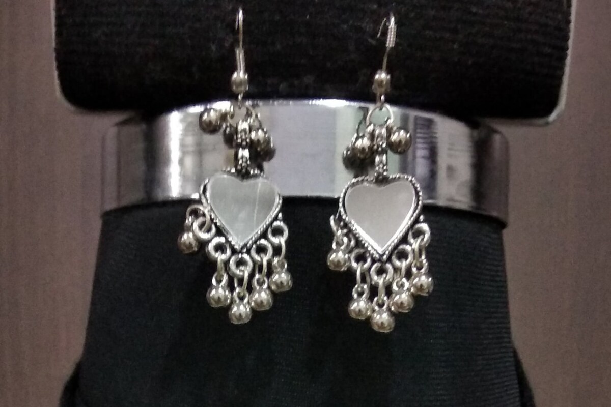  వెండి ధరలు హైదరాబాద్‌లో ఎంత ఉన్నాయో...విజయవాడ, విశాఖ, చెన్నైలోనూ అంతే ఉన్నాయి. ఇక ముంబై 10 గ్రాముల వెండి ధర రూ.7205గా ఉంది. న్యూఢిల్లీ, కోల్‌కతా, బెంగళూరులోనూ అంతే పలుకుతోంది. (ప్రతీకాత్మక చిత్రం)