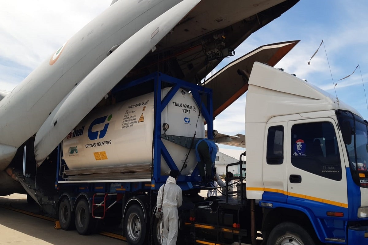  కరోనా కారణంగా దేశంలో ఆక్సిజన్ కొరత ఏర్పడింది. దీనిని అధిగమించేందుకు మేఘా ఇంజనీరింగ్ ఇన్ ఫ్రా స్ట్రక్చర్స్ లిమిటెడ్ (MEIL) సంస్థ థాయ్ లాండ్ నుంచి 11 క్రయోజెనిక్ ఆక్సీజన్ ట్యాంకర్లను దిగుమతి చేస్తోంది.
