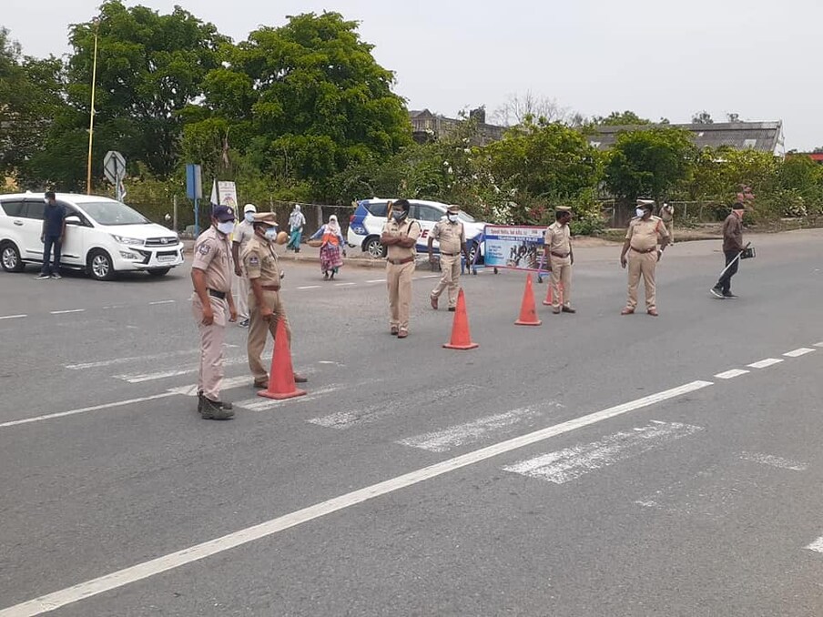  తెలంగాణలో ఉదయం 6 గంటల నుంచి 10 గంటల వరకు వివిధ వ్యాపార కార్యకలాపాలకు అనుమతి ఉంది. అనంతరం కఠినంగా లాక్ డౌన్ విధిస్తున్నారు. ఎక్కడిక్కడ చెక్ పోస్టులు ఏర్పాటు చేసి రాకపోకలను అడ్డుకుంటున్నారు.(ప్రతీకాత్మక చిత్రం)