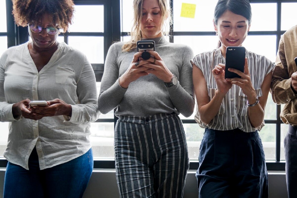  1. మీరు ఆండ్రాయిడ్ స్మార్ట్‌ఫోన్ వాడుతున్నారా? అయితే మీకు గుడ్ న్యూస్. ఆండ్రాయిడ్ స్మార్ట్‌ఫోన్లలో సరికొత్త ఫీచర్స్‌ని రిలీజ్ చేయబోతోంది గూగుల్. గూగుల్ I/O 2021 ఈవెంట్‌లో ఈ కొత్త ఫీచర్స్‌ని ప్రకటించింది. ప్రైవసీ, సెక్యూరిటీ అంశాలను గూగుల్ సీరియస్‌గా తీసుకుంటున్నట్టు గూగుల్ చీఫ్ సుందర్ పిచాయ్ ప్రకటించారు. (ప్రతీకాత్మక చిత్రం)