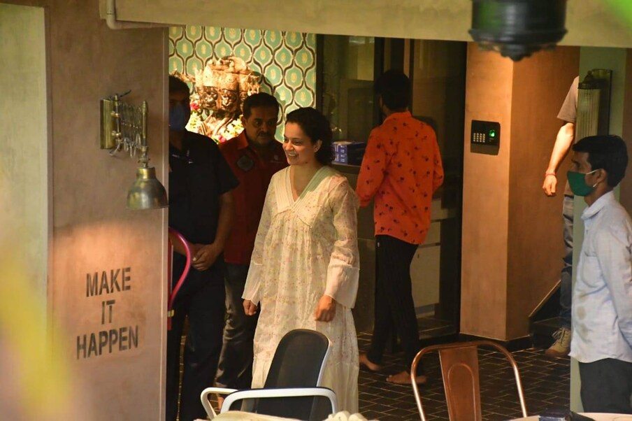  వైట్ డ్రెస్ లో తన ఆఫీస్ ను సందర్శిస్తోన్న కంగనా రనౌత్ (Image: Viral Bhayani)