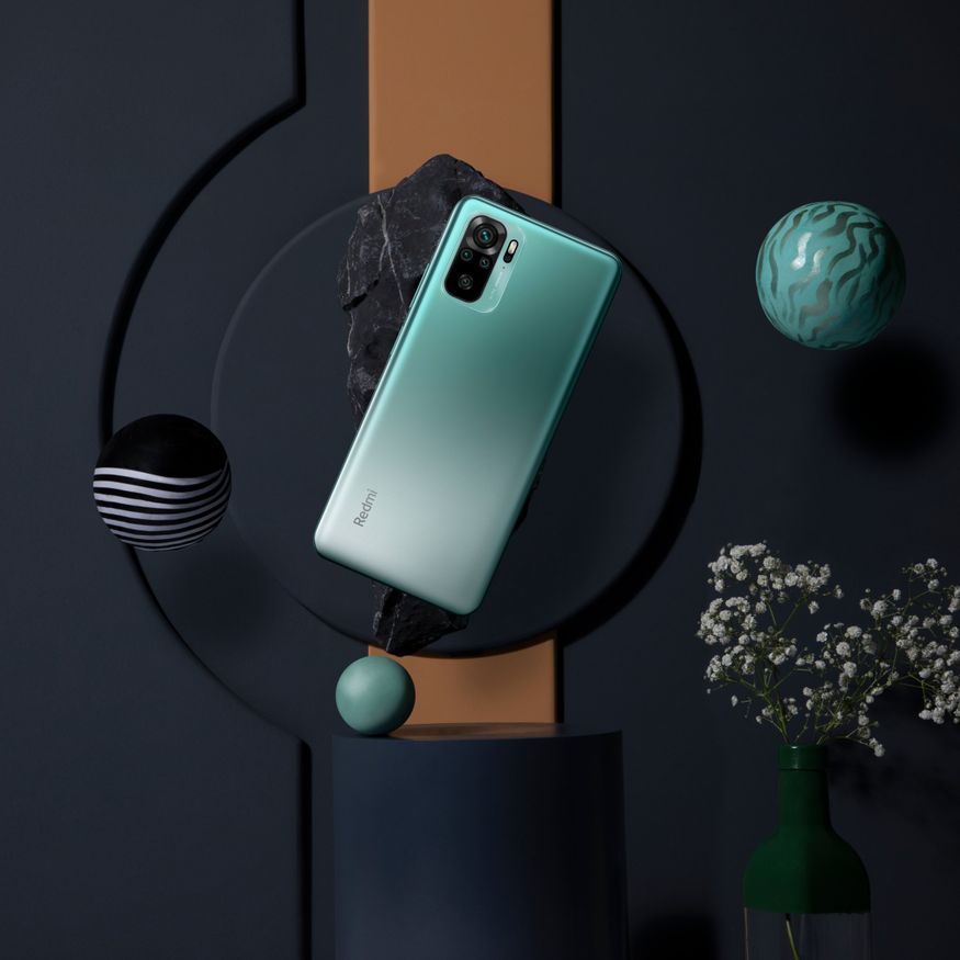  Redmi Note 10: రెడ్‌మీ నోట్ 10 స్మార్ట్‌ఫోన్‌లో 5000ఎంఏహెచ్ బ్యాటరీ ఉంది. 33వాట్ ఫాస్ట్ ఛార్జింగ్ సపోర్ట్ చేస్తుంది. ఆండ్రాయిడ్ 11 + ఎంఐయూఐ 12 ఆపరేటింగ్ సిస్టమ్‌తో పనిచేస్తుంది. డ్యూయెల్ సిమ్ + ఎస్‌డీ కార్డ్ సపోర్ట్ ఉంది. ఈ స్మార్ట్‌ఫోన్‌ను ఆక్వా గ్రీన్, షాడో బ్లాక్, ఫ్రాస్ట్ వైట్ కలర్స్‌లో కొనొచ్చు. రెడ్‌మీ నోట్ 10 స్మార్ట్‌ఫోన్ ప్రారంభ ధర రూ.11,999. ఇది 4జీబీ+64జీబీ స్టోరేజ్‌తో వస్తుంది. 6జీబీ+128జీబీ వేరియంట్ ధర రూ.13,999. (image: Redmi India)