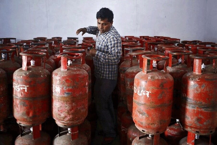  5. LPG Gas Cylinder Price: ప్రతీ నెల మొదటి రోజున ఆయిల్ కంపెనీలు ఎల్‌పీజీ గ్యాస్ సిలిండర్ల ధరల్ని సవరిస్తాయి. ఈసారి గ్యాస్ సిలిండర్ ధరలు పెరిగే అవకాశం ఉందన్న వార్తలు వస్తున్నాయి. మరి సిలిండర్ ధరలు పెరుగుతాయో తగ్గుతాయో తెలియాలంటే ఇంకో రోజు ఆగాలి. (ప్రతీకాత్మక చిత్రం)