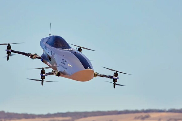 Flying Race Car: గాల్లో ఎగిరిన ప్రపంచ మొదటి ఫ్లైయింగ్ రేస్ కారు... ఫొటోలు మీకోసం