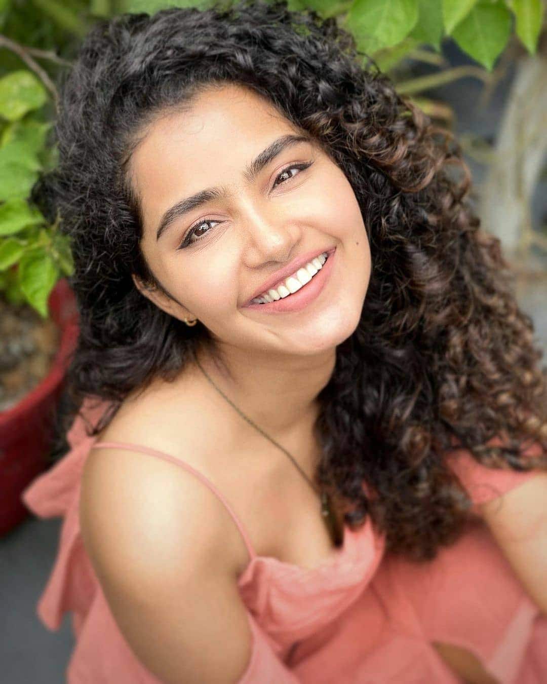 Anupama Parameswaran: Anupama Parameswaran is very popular in Telugu as well as Tamil and Malayalam languages. This bhama was introduced to Malayalam movies with the movie 'Premam'. As the film became a super hit there, Anupama got a chance in Telugu under the direction of Trivikram in 'Aa Aa'.