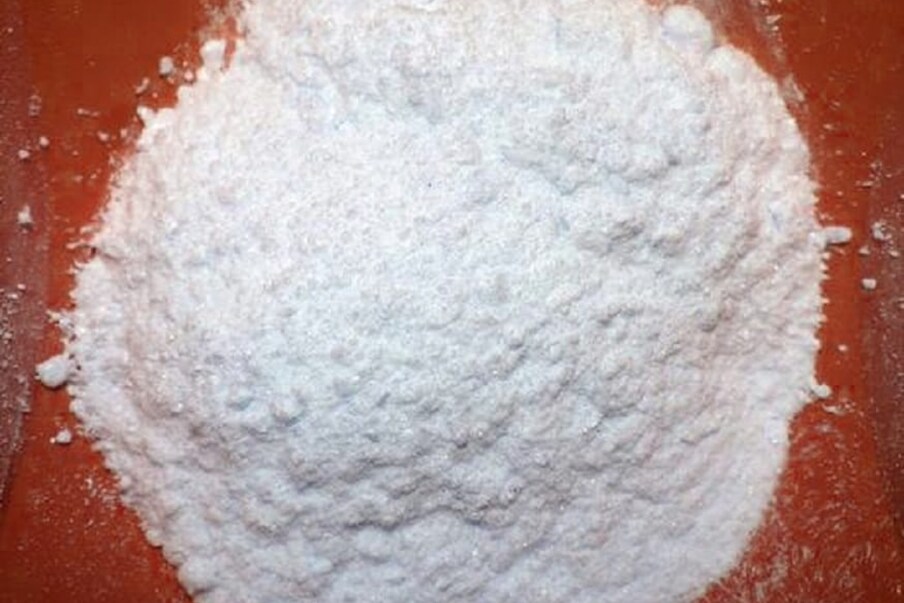  Borax: బొరాక్స్‌ను సోడియం టెట్రాబొరేట్ (sodium tetraborate) అని కూడా అంటారు. దీన్ని క్లీనింగ్ చెయ్యడానికీ, పురుగుల్ని తరిమెయ్యడానికీ వాడుతారు. ఇది మీకు మందుల షాపుల్లో, కొన్ని సూపర్ మార్కెట్లలో లభిస్తుంది. దాన్ని తెచ్చి... గోరు వెచ్చట నీటిలో... 2 టేబుల్ స్పూన్లు కలిపి... కొద్దిగా పంచదార కూడా వేసి... మిక్స్ చేసి... పురుగులు, చీమలు ఉన్న చోట చల్లితే... బాబోయ్... ఏంటిది... దేవుడా అంటూ అవి వెళ్లిపోతాయి. మీరు... బొరాక్స్ కలిపిన నీటిలో... దూది ముద్దల్ని ముంచి... కిటికీలు, తలుపుల దగ్గర, చీమలు వచ్చే ఏరియాల్లో ఉంచితే... ఇక అవి అటు రావు. ఇక్కడో చిన్న సమస్య ఉంది. బొరాక్స్ వల్ల చీమలు చచ్చిపోతాయి. కాబట్టి... పై టిప్స్ వల్ల చీమలు తగ్గకపోతే... అప్పుడు మాత్రమే బొరాక్స్ వాడటం మేలు. (ప్రతీకాత్మక చిత్రం) (Disclaimer: The information and information provided in this article is based on general information. Telugu News 18 does not confirm these. Please contact the relevant expert before implementing them.)