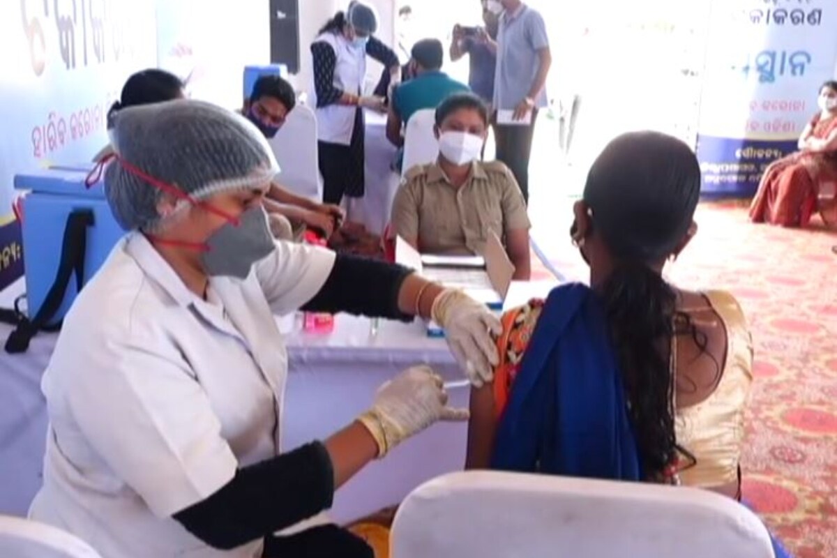  ప్రస్తుతం ఏపీలో క్రమ క్రమంగా కరోనా కేసులు తగ్గుతూ వస్తున్నాయి. తాజాగా రాష్ట్రంలో 4,147 కేసులు న‌మోదవ్వ‌గా, 38 మ‌ర‌ణాలు సంభ‌వించాయి. ఇదే పరిస్థితి కొనసాగితే రాష్ట్ర వ్యాప్తంగా కర్ఫ్యూను పూర్తిగా ఎత్తివేసే అవకాశాలే కనిపిస్తున్నాయి. 