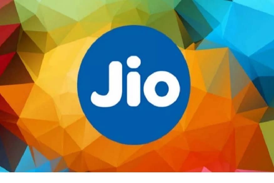  4. Jio 599 Prepaid Plan: రిలయెన్స్ జియో రూ.599 రీఛార్జ్ చేస్తే రోజూ 2జీబీ డేటా వాడుకోవచ్చు. వేలిడిటీ 84 రోజులు. అంటే మొత్తం 168 జీబీ డేటా ఉపయోగించుకోవచ్చు. రోజూ 2జీబీ డేటా ఉపయోగించిన తర్వాత కూడా అన్‌లిమిటెడ్ డేటా వాడుకోవచ్చు. కానీ స్పీడ్ 64కేబీపీఎస్‌కు తగ్గిపోతుంది. అన్‌లిమిటెడ్ వాయిస్ కాల్స్ ఉచితం. రోజూ 100 ఎస్ఎంఎస్‌లు వాడుకోవచ్చు. జియోటీవీ, జియోసినిమా, జియో న్యూస్, జియో సెక్యూరిటీ, జియో క్లౌడ్ జియో యాప్స్‌తో పాటు ఇతర సబ్‌స్క్రిప్షన్స్ కూడా లభిస్తాయి. (ప్రతీకాత్మక చిత్రం)