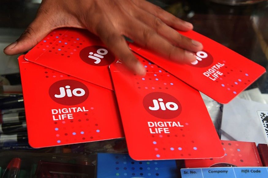  6. Jio 2599 Prepaid Plan: రిలయెన్స్ జియో రూ.2599 రీఛార్జ్ చేస్తే రోజూ 2జీబీ డేటా వాడుకోవచ్చు. వేలిడిటీ 365 రోజులు. అంటే మొత్తం 730 జీబీ డేటా ఉపయోగించుకోవచ్చు. దీంతో పాటు అదనంగా 10జీబీ డేటా లభిస్తుంది. అంటే 365 రోజుల్లో మొత్తం 740జీబీ డేటా లభిస్తుంది. రోజూ 2జీబీ డేటా ఉపయోగించిన తర్వాత కూడా అన్‌లిమిటెడ్ డేటా వాడుకోవచ్చు. కానీ స్పీడ్ 64కేబీపీఎస్‌కు తగ్గిపోతుంది. అన్‌లిమిటెడ్ వాయిస్ కాల్స్ ఉచితం. రోజూ 100 ఎస్ఎంఎస్‌లు వాడుకోవచ్చు. జియోటీవీ, జియోసినిమా, జియో న్యూస్, జియో సెక్యూరిటీ, జియో క్లౌడ్ జియో యాప్స్‌తో పాటు ఇతర సబ్‌స్క్రిప్షన్స్ కూడా లభిస్తాయి. రూ.399 విలువైన డిస్నీ+ హాట్‌స్టాప్ వీఐపీ ఏడాది సబ్‌స్క్రిప్షన్ ఉచితం. (ప్రతీకాత్మక చిత్రం)
