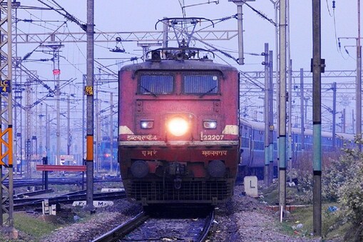 IRCTC Ticket Booking: రైల్వే ప్రయాణికులకు గుడ్ న్యూస్... ఐఆర్‌సీటీసీ కీలక నిర్ణయం
(ప్రతీకాత్మక చిత్రం)