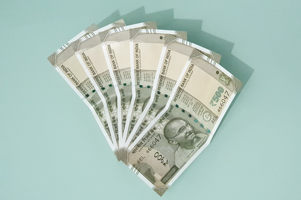  6. ప్రధాన మంత్రి జీవన్ జ్యోతి బీమా యోజన పథకంలో 18 నుంచి 50 ఏళ్ల లోపు వారు ఎవరైనా చేరొచ్చు. 55 ఏళ్ల వరకు బీమా వర్తిస్తుంది. ఈ పాలసీ తీసుకున్నవారు బ్యాంకు అకౌంట్ నుంచి ప్రతీ ఏటా ప్రీమియం ఆటోమెటిక్‌గా చెల్లింపు జరిగేలా ఆటోడెబిట్‌కు అనుమతి ఇవ్వాల్సి ఉంటుంది. (ప్రతీకాత్మక చిత్రం)