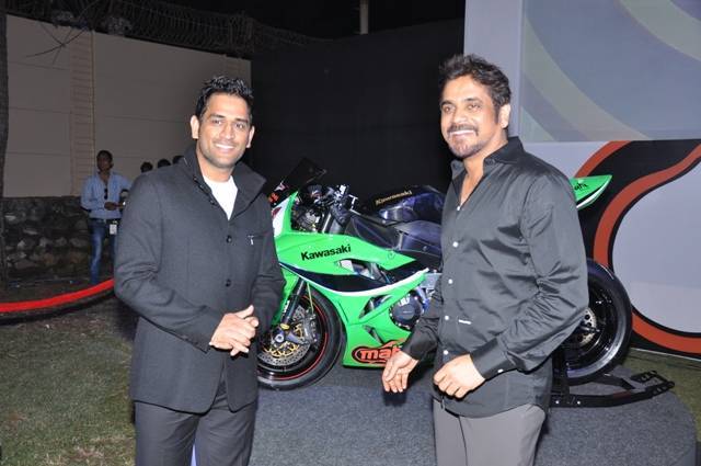  ధోనీకి మొదటి నుంచి బైక్స్ అంటే ఎంతో ఇష్టం అన్న సంగతి అందరికీ తెలిసిందే. ధోనీకి మహీ రేసింగ్ టీమ్ ఇండియా పేరుతో ఒక జట్టు ఉన్నది. టాలీవుడ్ హీరో నాగార్జునకు కూడా ఇందులో వాటా ఉన్నది. (PC: Instagram)