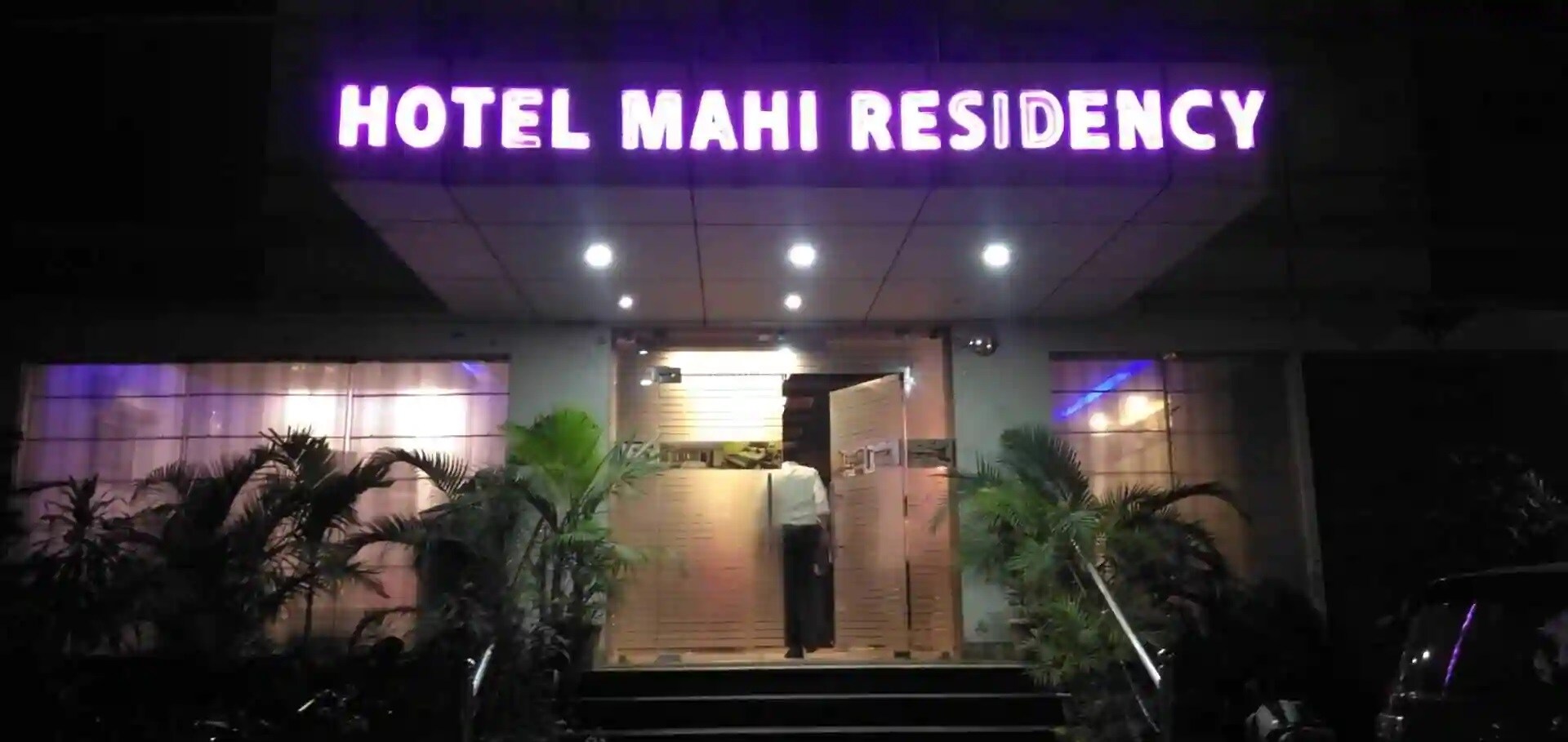  జార్ఖండ్ రాజధాని రాంచీలో ధోనీకి హోటల్ మహీ రెసిడెన్సీ పేరుతో ఒక హోటల్ ఉన్నది. ఆ నగరంలో మంచి లగ్జరీ హోటల్స్‌లో అది ఒకటి. చాలా ఏళ్ల క్రితమే నిర్మించిన ఈ హోటల్ ద్వారా మంచి లాభాలే వస్తున్నాయి. (PC: Twitter)