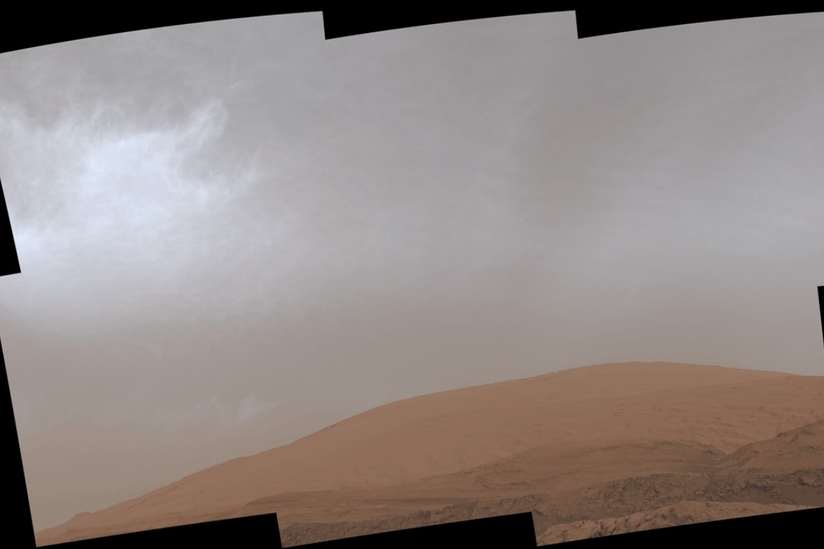  NASA Mars: అమెరికా అంతరిక్ష పరిశోధనా సంస్థ - నాసా (NASA) గుడ్ న్యూస్ చెప్పింది. భూమికి దాదాపు 34 కోట్ల కిలోమీటర్ల దూరంలో ఉన్న మార్స్ (అంగారక గ్రహం)పై మెరిసే మేఘాలు ఉన్నట్లు తెలిపింది. అందుకు సంబంధించిన ఫొటోలను నాసా క్యూరియోసిటీ రోవర్ తీసింది. (image credit - https://mars.nasa.gov)