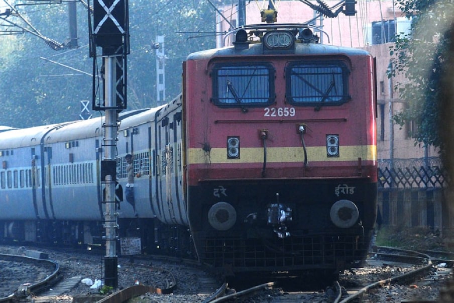  Train No.17032: హైదరాబాద్-ముంబాయి CSMT రైలును ఈ నెల 4, 5 తేదీల్లో పూణే-ముంబాయి CSMT మధ్య పాక్షికంగా రద్దు చేశారు.(ప్రతీకాత్మక చిత్రం)