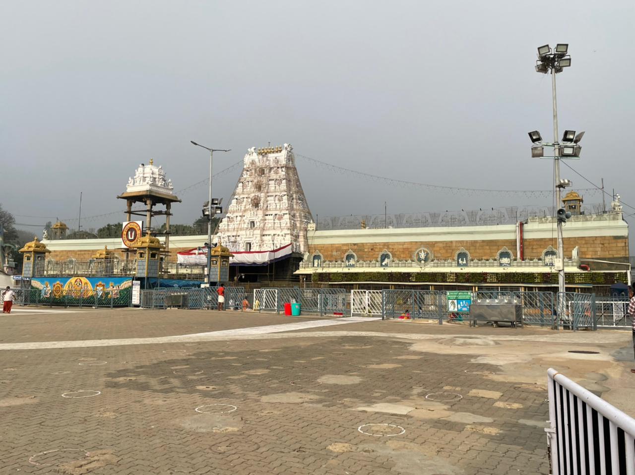 కరోనా పరిస్థితుల నేపథ్యం.. ప్రజారోగ్యం అన్నింటినీ ఆలోచించిత్వరలోనే చిన్నపిల్లల ఆస్పత్రికి శంకుస్థాపన చేయాలని నిర్ణయం తీసుకుంది అన్నారు. అలాగే ఏపీలో 13 ప్రాంతాల్లోటీటీడీ కల్యాణ మండపాలను నిర్మిస్తున్నట్టు వెల్లడించారు. కరోనా పరిస్థితుల నేపథ్యం.. ప్రజారోగ్యం అన్నింటినీ ఆలోచించిత్వరలోనే చిన్నపిల్లల ఆస్పత్రికి శంకుస్థాపన చేయాలని నిర్ణయం తీసుకుంది అన్నారు. అలాగే ఏపీలో 13 ప్రాంతాల్లోటీటీడీ కల్యాణ మండపాలను నిర్మిస్తున్నట్టు వెల్లడించారు.