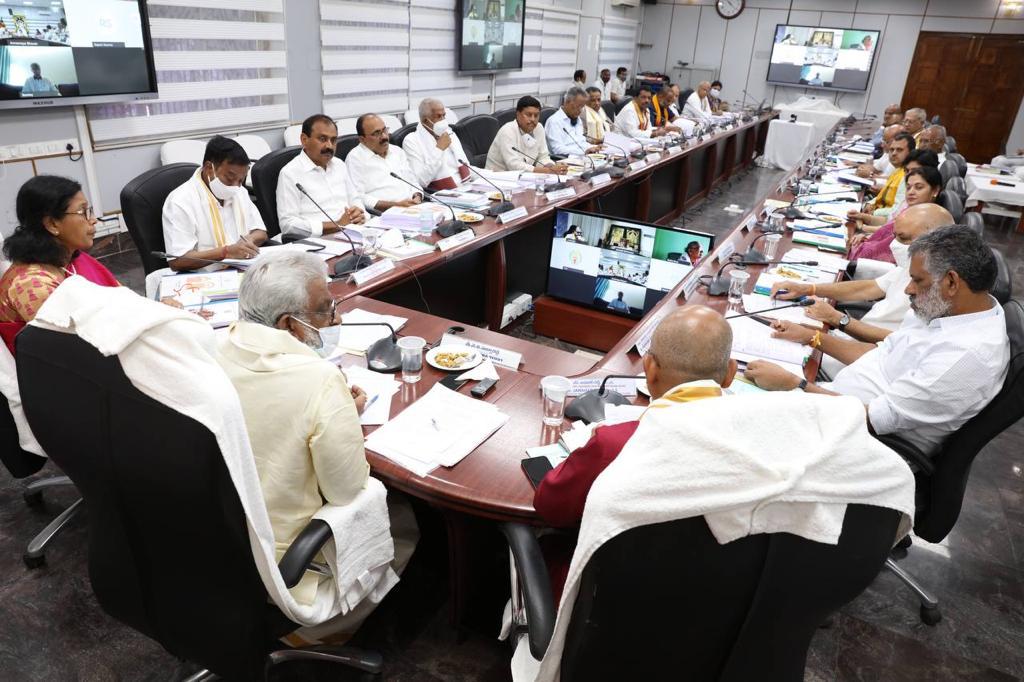 గత రెండు నెలల్లో అనేక నిర్ణయాలు తీసుకున్నామని చెప్పిన వైవీ సుబ్బారెడ్డి.. హనుమంతుడి జన్మస్థలం తిరుమలగా తీర్మానం చేశామని గుర్తు చేశారు. ఆకాశగంగ ప్రాంతాన్ని దశల వారీగా అభివృద్ధి చేస్తామన్నారు. గరుడ వారధిని అలిపిరి వరకు నిర్మిస్తామని చెప్పారు. తిరుమలలో ప్లాస్టిక్ను బ్యాన్ చేసిన విషయాన్ని ఈ సందర్భంగా సుబ్బారెడ్డి గుర్తు చేశారు. గత రెండు నెలల్లో అనేక నిర్ణయాలు తీసుకున్నామని చెప్పిన వైవీ సుబ్బారెడ్డి.. హనుమంతుడి జన్మస్థలం తిరుమలగా తీర్మానం చేశామని గుర్తు చేశారు. ఆకాశగంగ ప్రాంతాన్ని దశల వారీగా అభివృద్ధి చేస్తామన్నారు. గరుడ వారధిని అలిపిరి వరకు నిర్మిస్తామని చెప్పారు. తిరుమలలో ప్లాస్టిక్ను బ్యాన్ చేసిన విషయాన్ని ఈ సందర్భంగా సుబ్బారెడ్డి గుర్తు చేశారు.