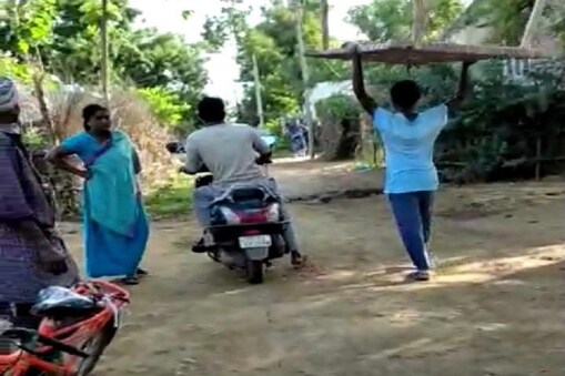 మంచాన్ని ఎత్తుకొని తీసుకెళ్తున్న దృశ్యం 