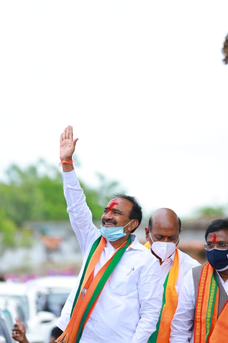  ఆ సమావేశంలో ఈటల రాజేందర్ నోటి నుంచి ఎవరూ ఊహించని మాట వచ్చింది. ఏ అంశం మీదైనా గుక్క తిప్పుకోకుండా మాట్లాడే ఈటల రాజేందర్..ఈసారి మాత్రం కాస్త తడబడ్డారు. నోరు జారి నాలుక కరచుకున్నారు.