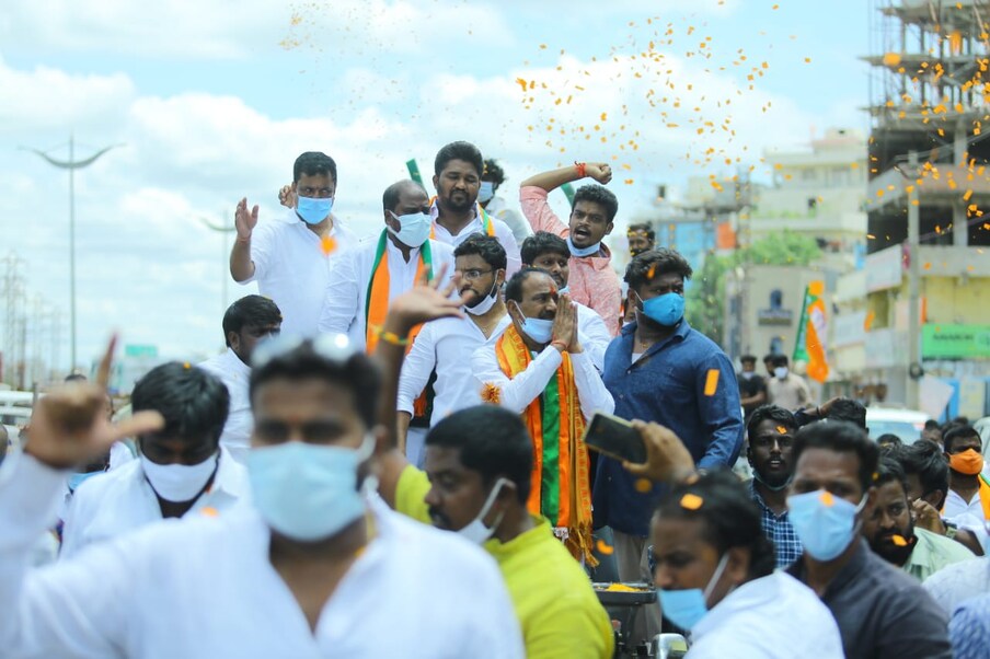  ఈటల రాజేందర్ మీడియా సమావేశంలో మాట్లాడుతూ.. హుజురాబాద్ ఉపఎన్నికల్లో గులాబీ జెండానే ఎగురుతుందని అన్నారు. కాషాయ జెండా ఎగురుతుందని అనబోయి.. అలవాటులో పొరపాటులా గులాబీ జెండా అనేశారు. వెంటనే మళ్లీ తేరుకొని కాషాయ జెండానే ఎగరుతుందని అన్నారు.