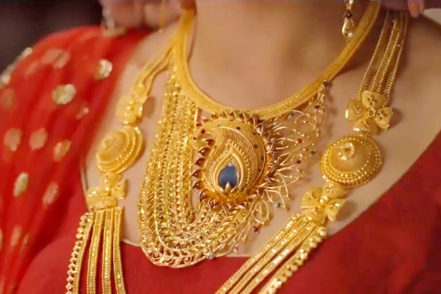  Corona on Jewellery: ఈ భూమిపైకి కరోనా వచ్చిన తరువాత మన జీవన శైలి చాలా వరకు మారిపోయింది. మాస్కులు, శానిటైజర్లు రోజువారీ జీవితంలో భాగంగా మారాయి. దీనికి తోడు వైరస్‌ వివిధ రకాల ఉపరితలాలపై ఎక్కువ సమయం జీవించి ఉంటుందని నిపుణులు చెబుతున్నారు. కార్డుబోర్డు, స్టెయిన్‌లెస్ స్టీలు, ఇతర మెటల్ ఉపరితలాలపై వైరస్ సుదీర్ఘంగా జీవించే ఉంటుందని అధ్యయనాలు తేల్చాయి. దాంతో బంగారు నగలు వేసుకునేవారు... ఆ నగలపై కరోనా ఎంతసేపు ఉంటుంది అనే డౌట్ వచ్చి... అది ఎక్కువ కాలం జీవించి ఉంటే.. ఆ నగలపై పిల్లలు చేతులు వేస్తే... వారికి వైరస్ సోకితే ప్రమాదం అని భావిస్తూ... నగలు వాడటం, కొనడం మానేస్తున్నారు. ఆభరణాలతో పాటు ఇతర విలాసవంతమైన వస్తువులను ధరించేందుకు ప్రజలు ఆసక్తి చూపట్లేదు. బంగారంపై వైరస్ ఎంత సమయం సజీవంగా ఉంటుందనే అంశంపై ఇంకా స్పష్టత లేదు. కాబట్టి నగలు వేసుకునే విషయంలో కొన్ని జాగ్రత్తలు తీసుకోవాలంటున్నారు నిపుణులు. (image credit - youtube)