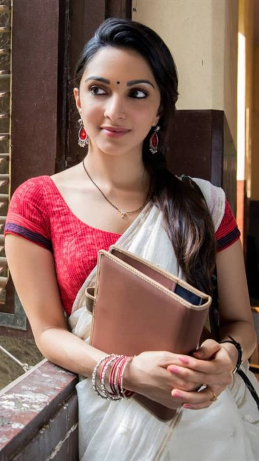  కియారా అద్వానీ..నెట్ ఫ్లిక్స్ రూపొందించిన లస్ట్ స్టోరీస్ లో కియారా ఓ టీచర్ పాత్రలో అలరించింది.